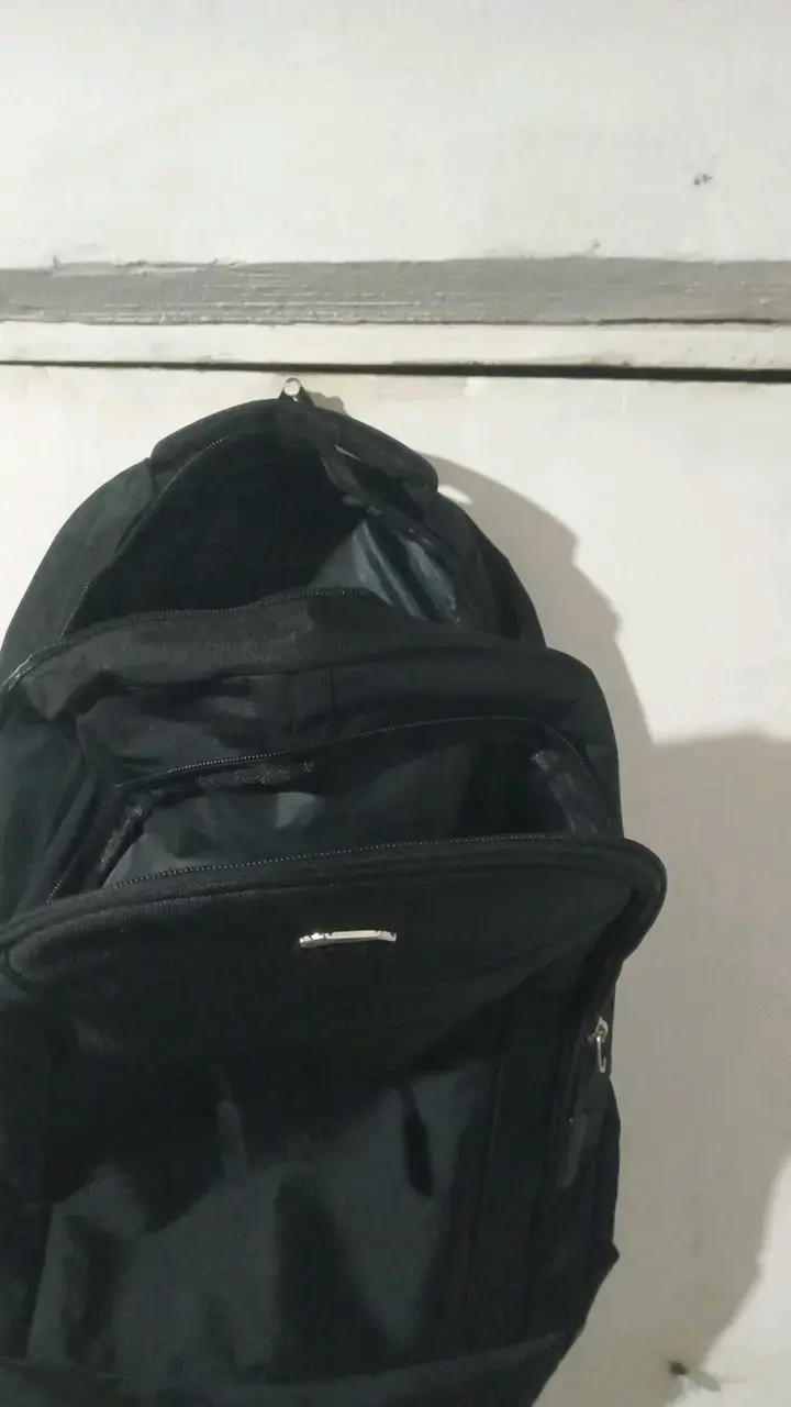 Mochila negra multiusos con múltiples compartimentos - 1