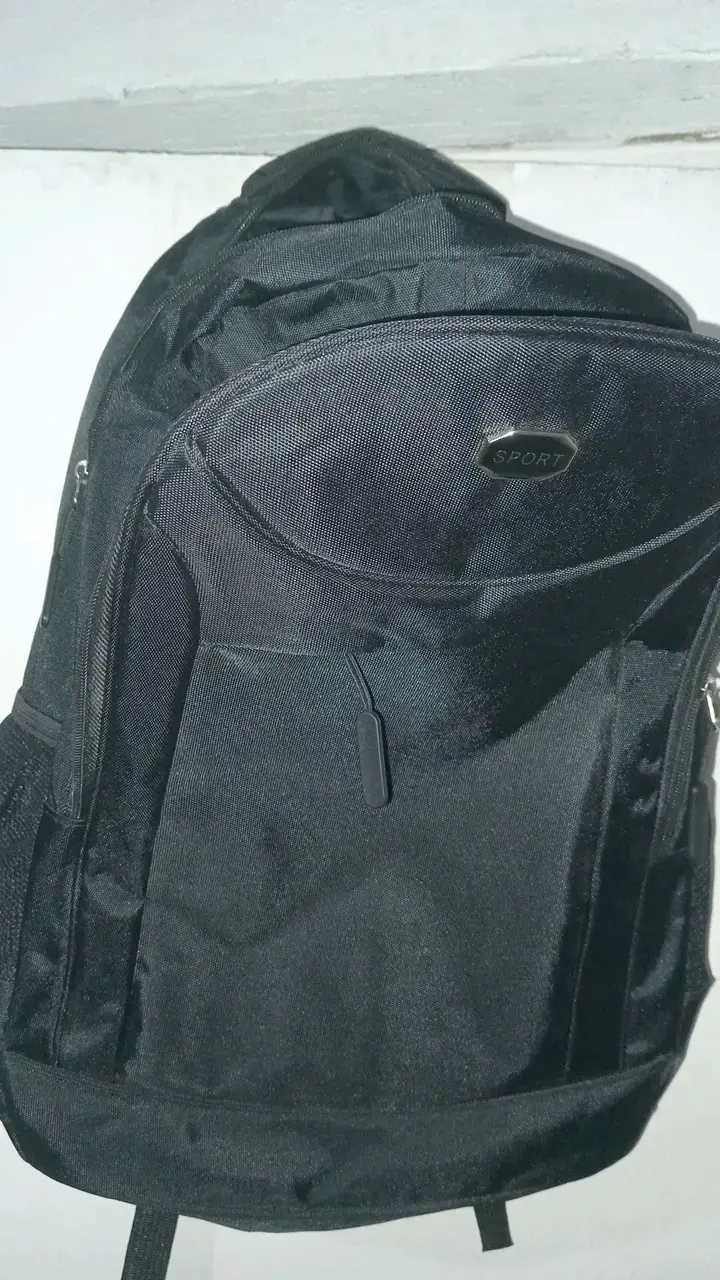 Mochila negra multiusos con múltiples compartimentos - 2