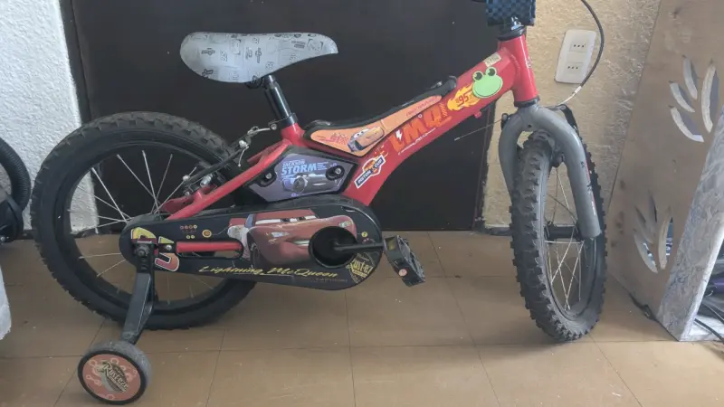 Bicicleta infantil Cars con ruedas de entrenamiento - 1