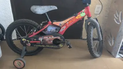 Bicicleta infantil Cars con ruedas de entrenamiento - miniatura 1