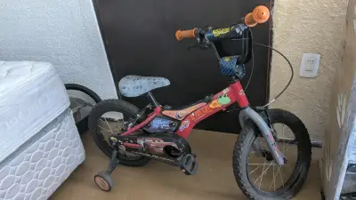 Bicicleta infantil Cars con ruedas de entrenamiento - miniatura 2