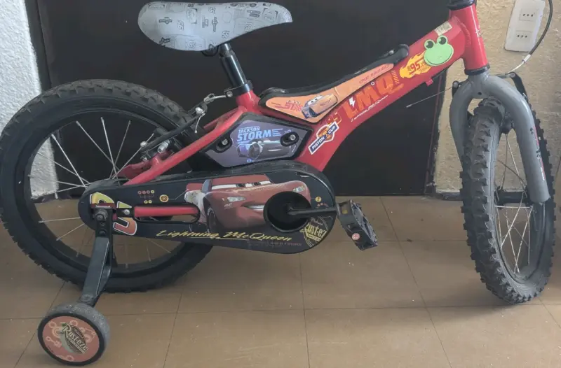 Bicicleta infantil Cars con ruedas de entrenamiento - 4