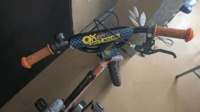 Bicicleta infantil Cars con ruedas de entrenamiento - miniatura 5