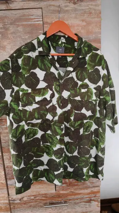Camisa H&M estampado hojas verdes - miniatura 1