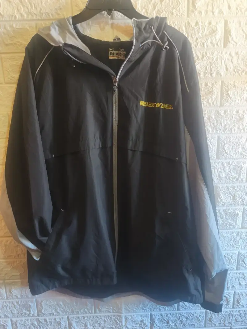 Chaqueta impermeable negra Under Armour con capucha - 1