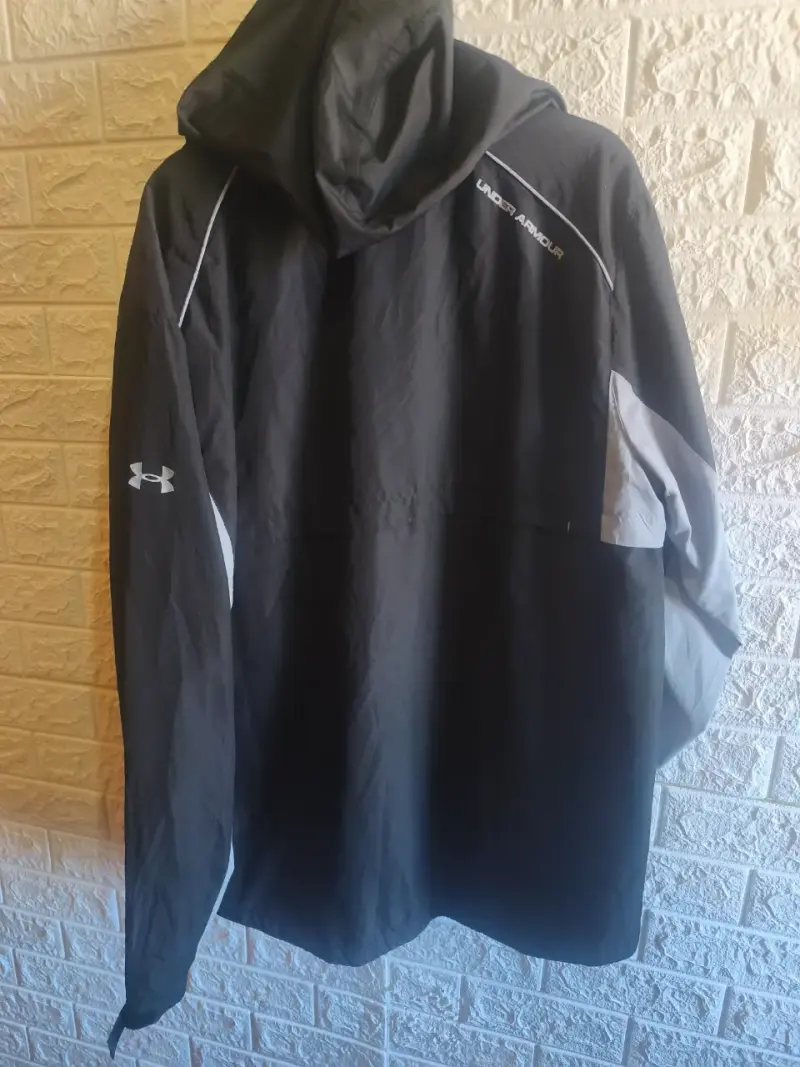 Chaqueta impermeable negra Under Armour con capucha - 2