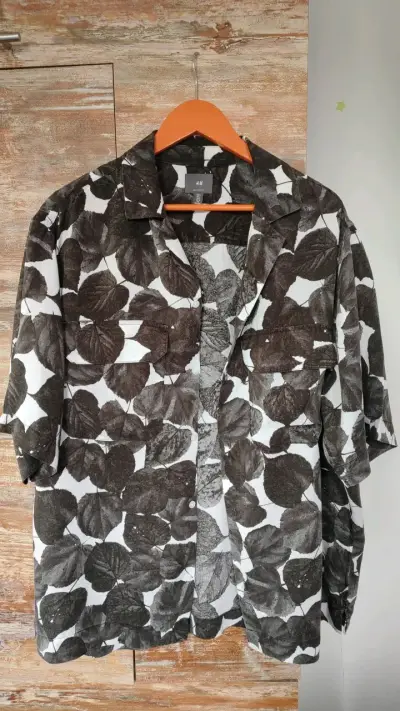 Camisa H&M estampado hojas en blanco y negro - miniatura 1