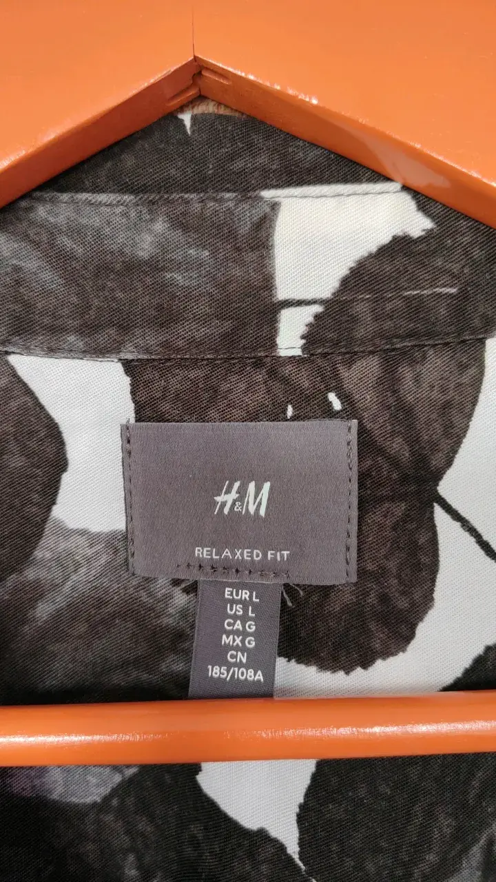 Camisa H&M estampado hojas en blanco y negro - 2
