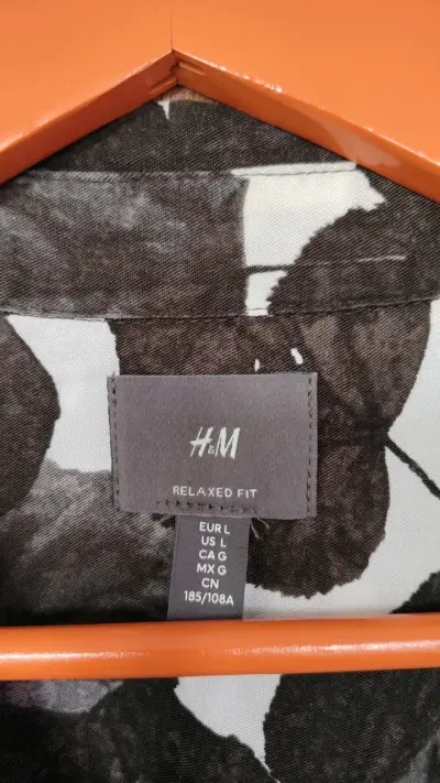 Camisa H&M estampado hojas en blanco y negro - miniatura 2