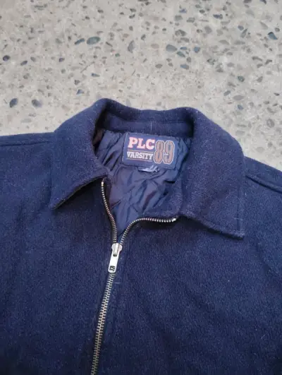 Chaqueta vintage marca PLC Varsity '89 (Es pesada) - miniatura 3