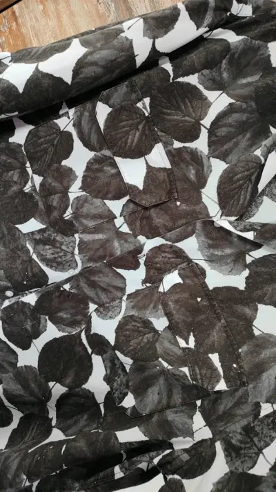 Camisa H&M estampado hojas en blanco y negro - miniatura 4