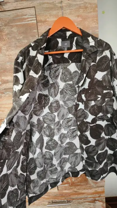 Camisa H&M estampado hojas en blanco y negro - miniatura 5