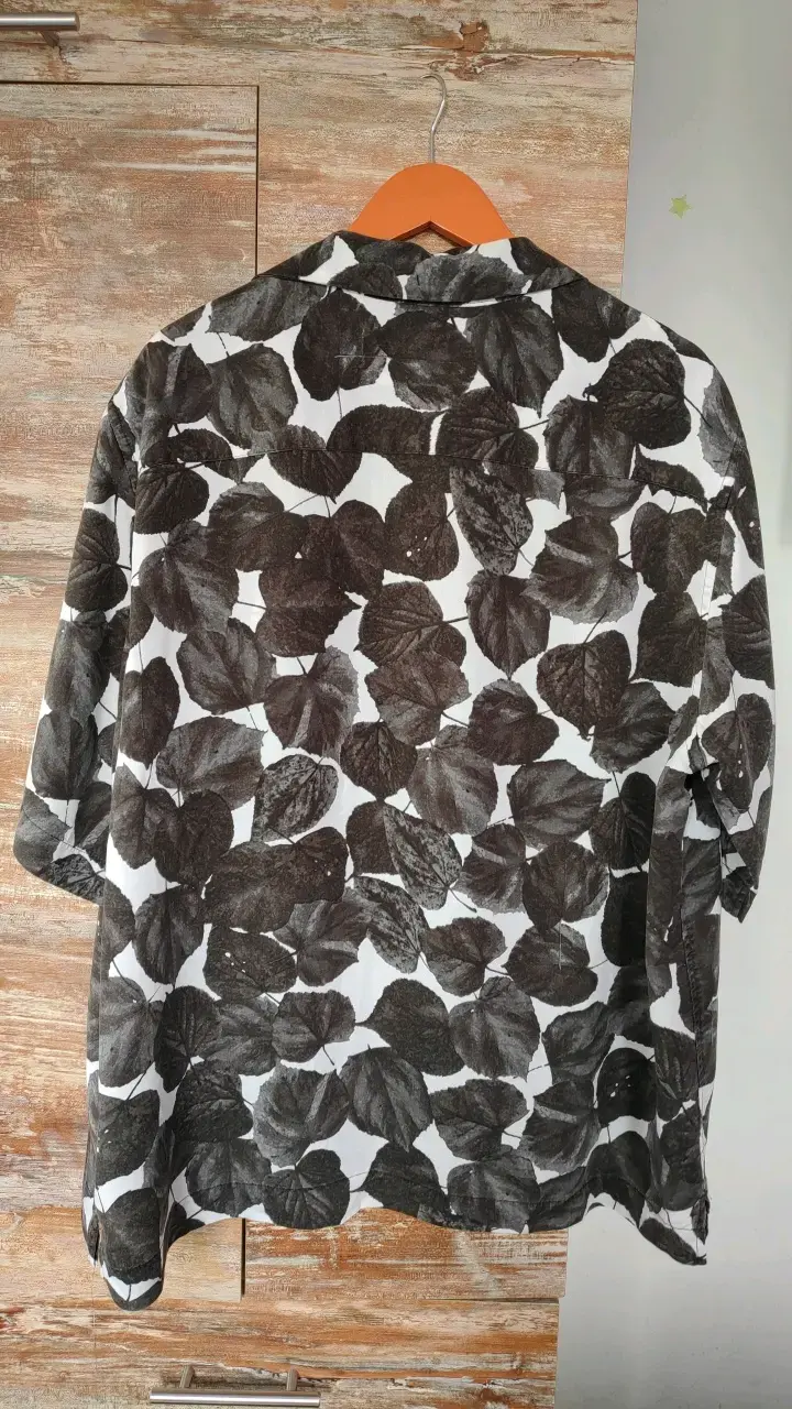 Camisa H&M estampado hojas en blanco y negro - 6