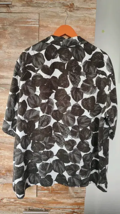 Camisa H&M estampado hojas en blanco y negro - miniatura 6