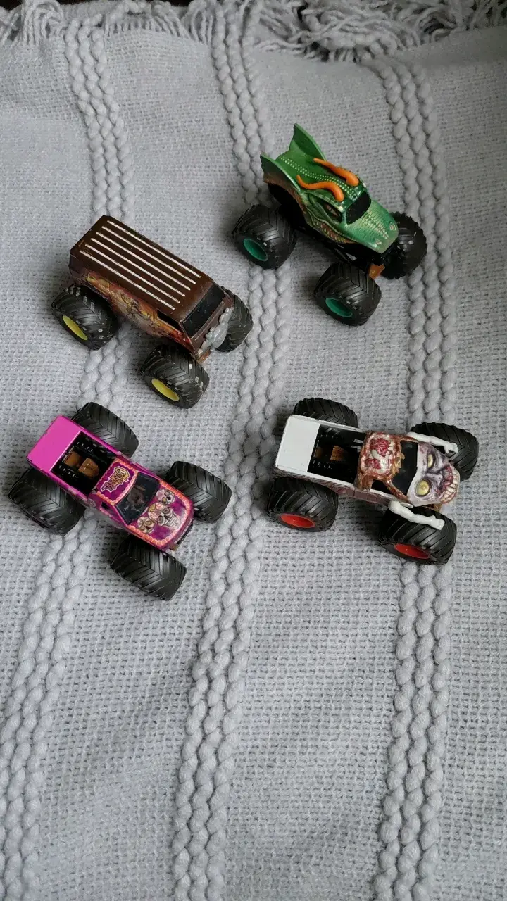 Set de 4 mini camiones monstruo de juguete - 1