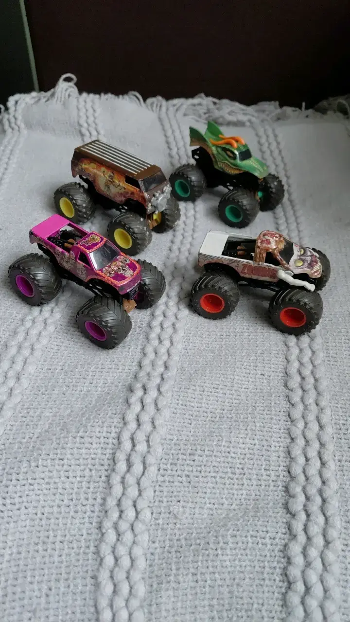 Set de 4 mini camiones monstruo de juguete - 2