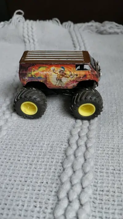 Set de 4 mini camiones monstruo de juguete - miniatura 3