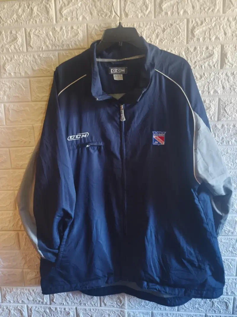 Chaqueta deportiva azul CCM con logo bordado