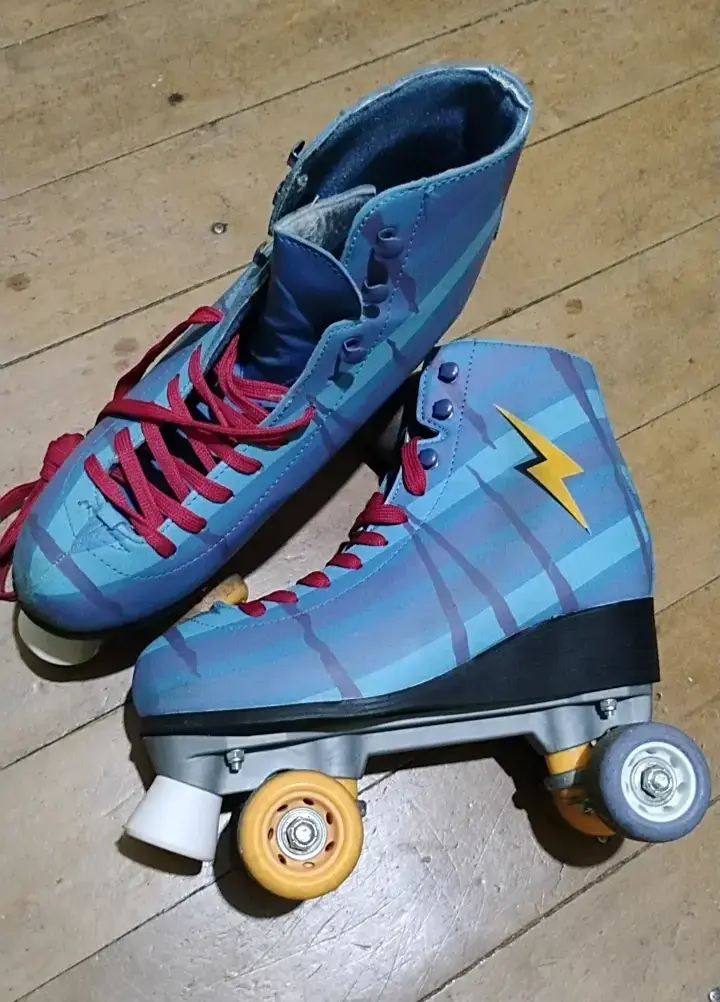 Patines de cuatro ruedas azules con rayos - 1