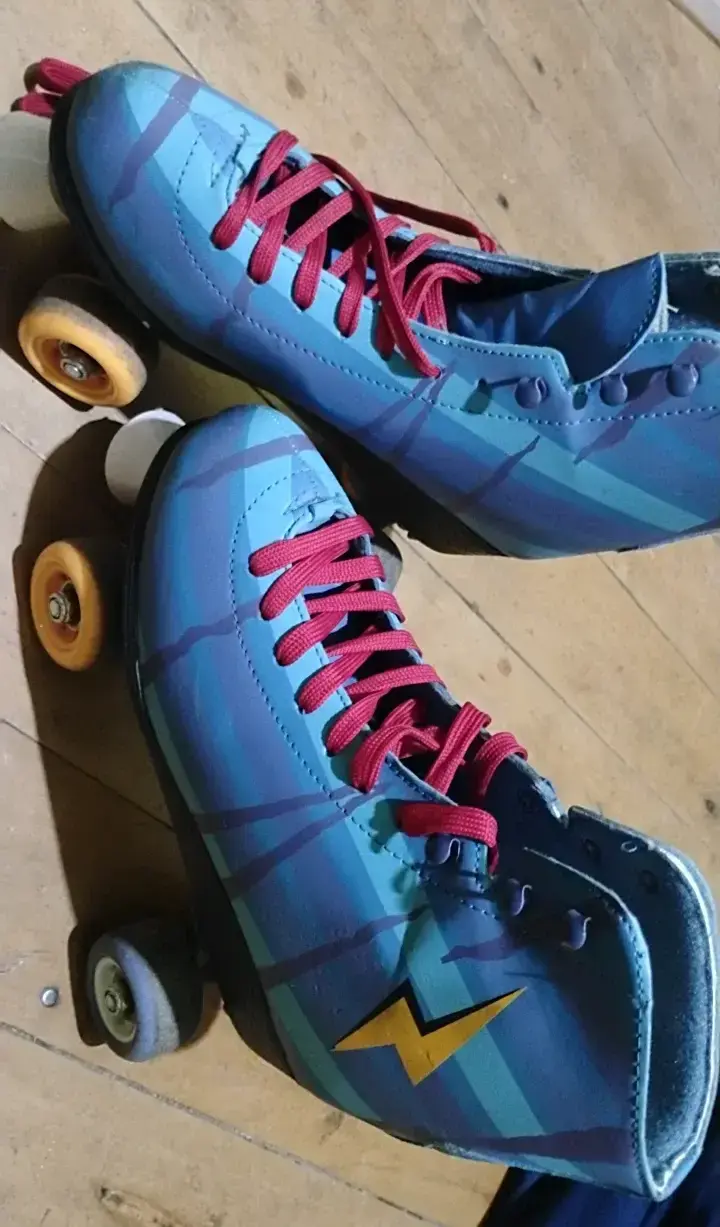 Patines de cuatro ruedas azules con rayos - 2