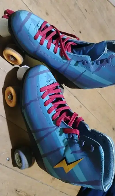 Patines de cuatro ruedas azules con rayos - miniatura 2