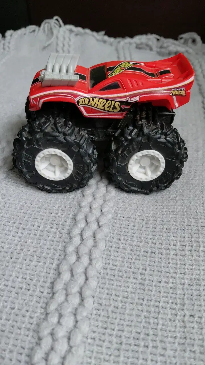 Camión Monster Truck Hot Wheels rojo - 3