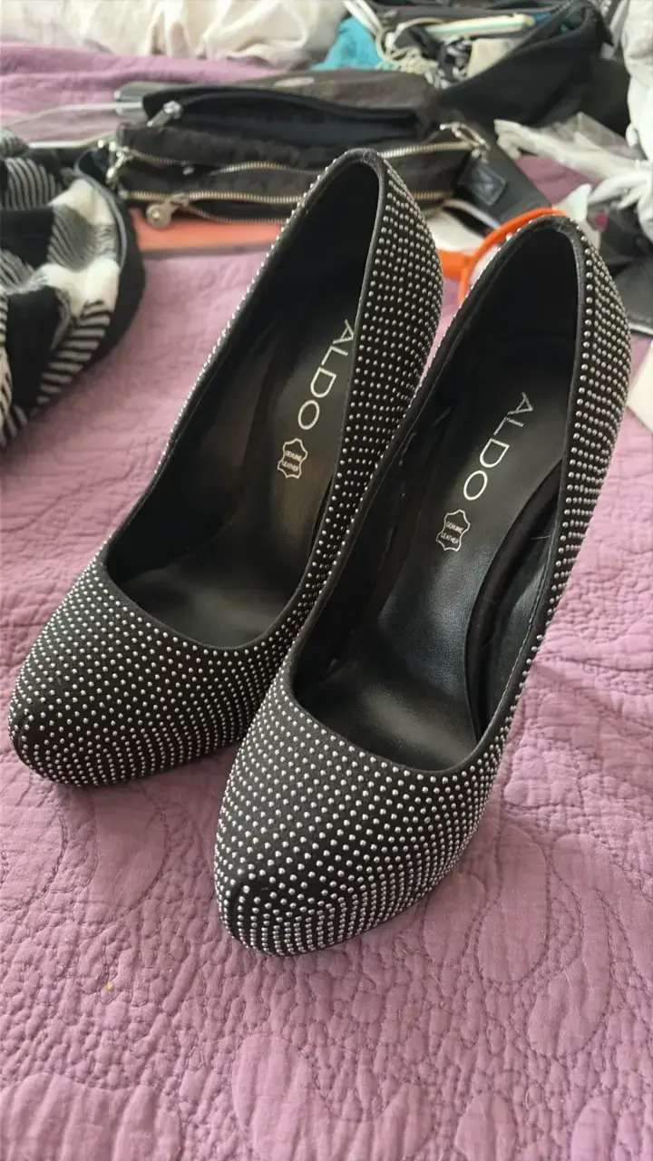 Tacones negros con detalles brillantes Aldo