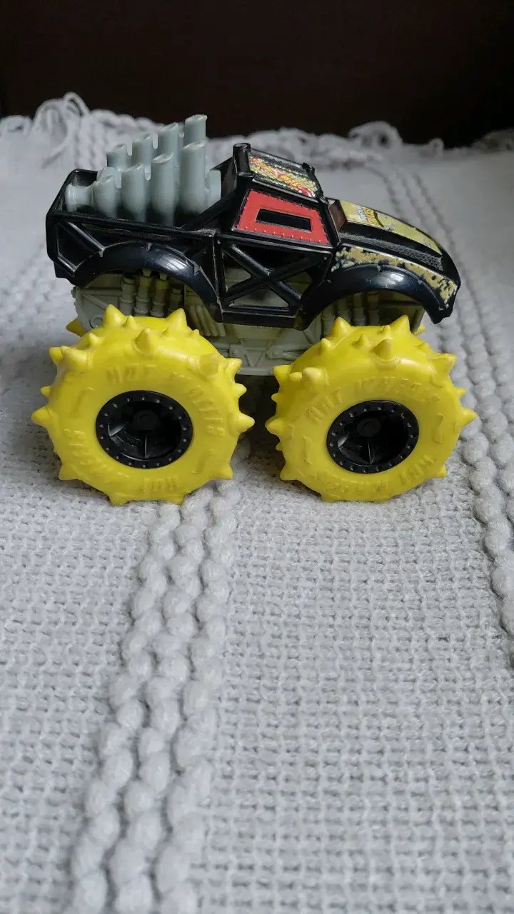Camión Monster Truck Hot Wheels con ruedas amarillas - 1