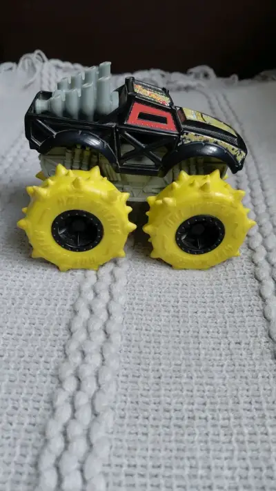 Camión Monster Truck Hot Wheels con ruedas amarillas - miniatura 1