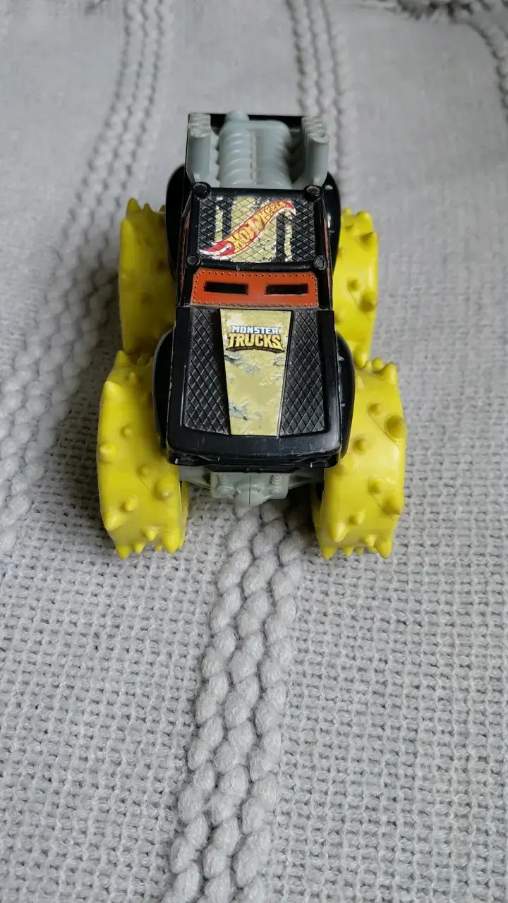 Camión Monster Truck Hot Wheels con ruedas amarillas - 2