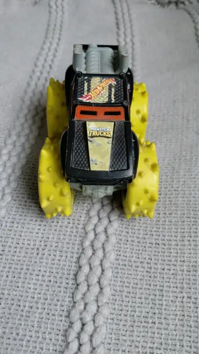 Camión Monster Truck Hot Wheels con ruedas amarillas - miniatura 2