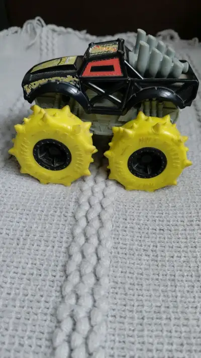 Camión Monster Truck Hot Wheels con ruedas amarillas - miniatura 3