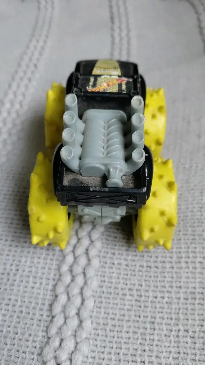 Camión Monster Truck Hot Wheels con ruedas amarillas - 4