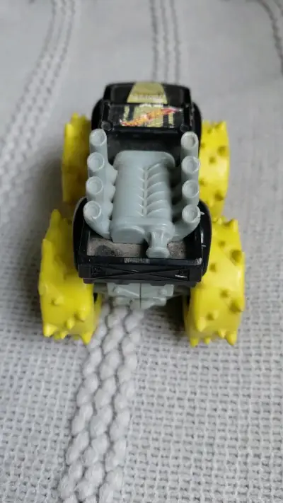 Camión Monster Truck Hot Wheels con ruedas amarillas - miniatura 4