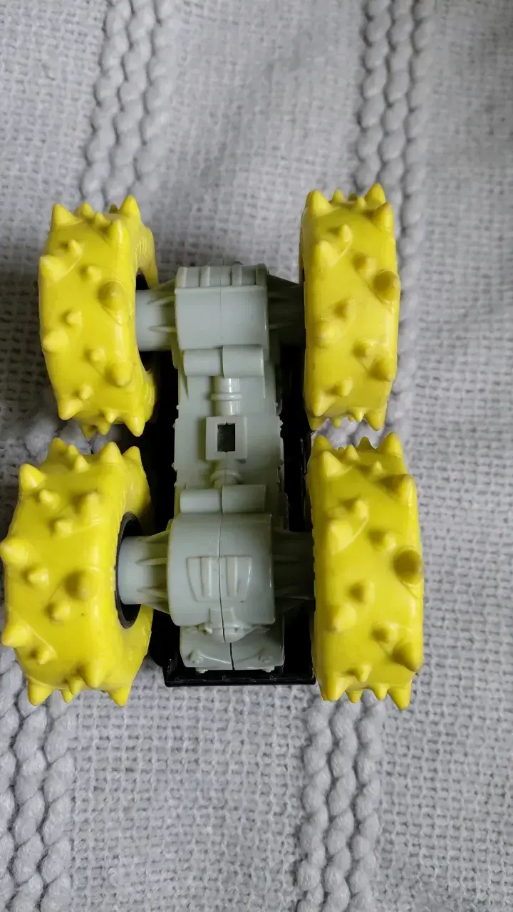 Camión Monster Truck Hot Wheels con ruedas amarillas - 5