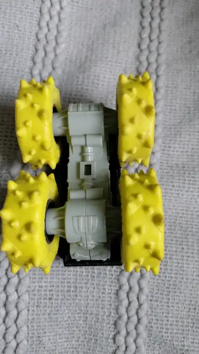 Camión Monster Truck Hot Wheels con ruedas amarillas - miniatura 5