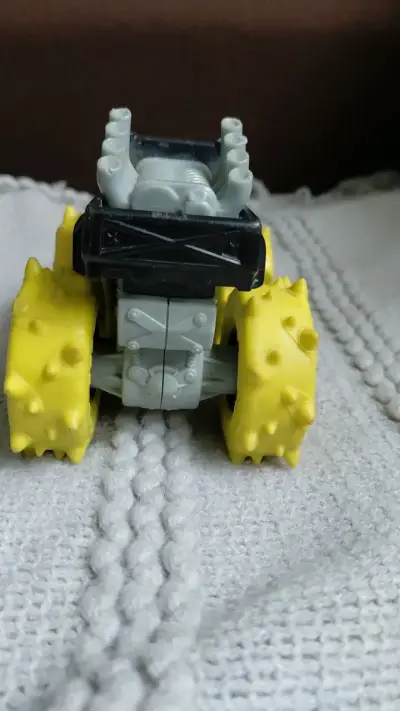 Camión Monster Truck Hot Wheels con ruedas amarillas - miniatura 6