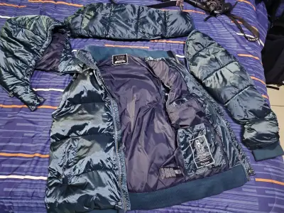 Chaqueta Guess Metalizada Azul Con Capucha Desmontable - miniatura 1