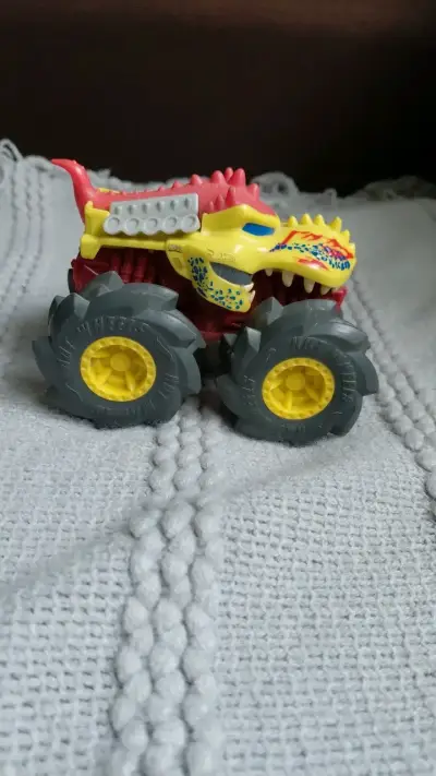 Camión Monster Truck Dinosaurio Hot Wheels - miniatura 1