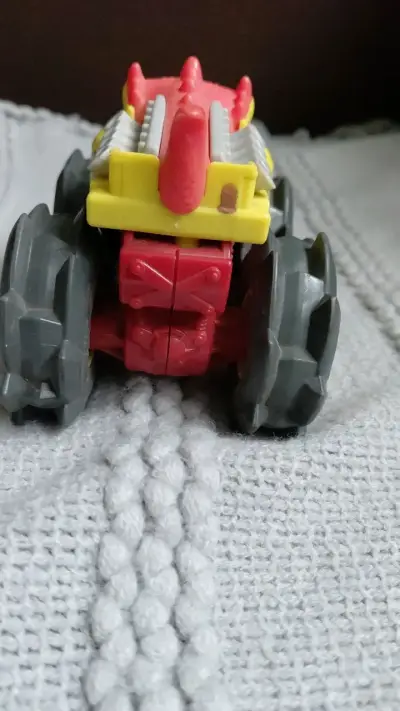 Camión Monster Truck Dinosaurio Hot Wheels - miniatura 3
