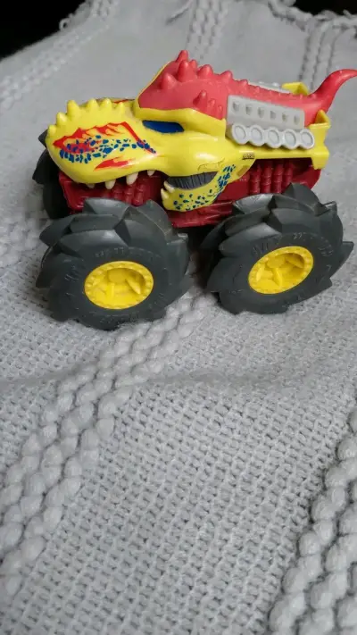 Camión Monster Truck Dinosaurio Hot Wheels - miniatura 6