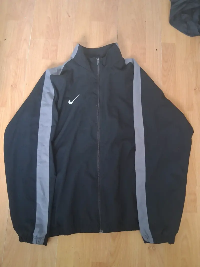 Chaqueta deportiva Nike negra con franjas grises - 1