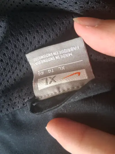 Chaqueta deportiva Nike negra con franjas grises - miniatura 2