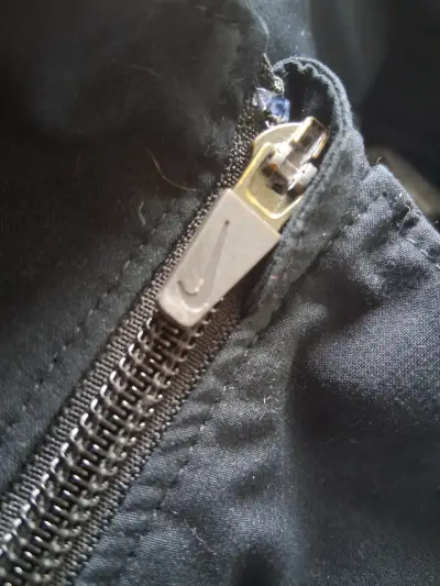 Chaqueta deportiva Nike negra con franjas grises - miniatura 3