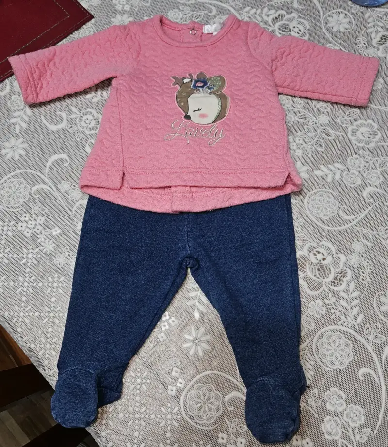 Conjunto de bebé rosado y azul con diseño de ciervo
