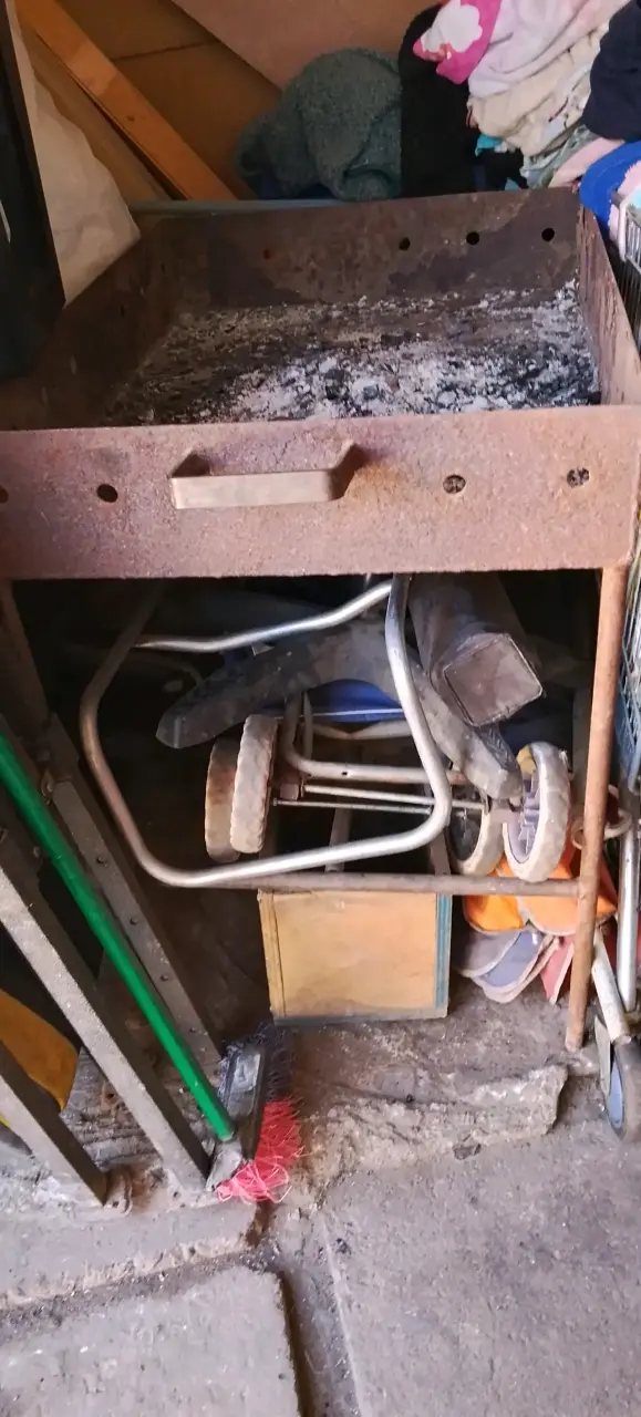 Parrilla de metal oxidada para asados
