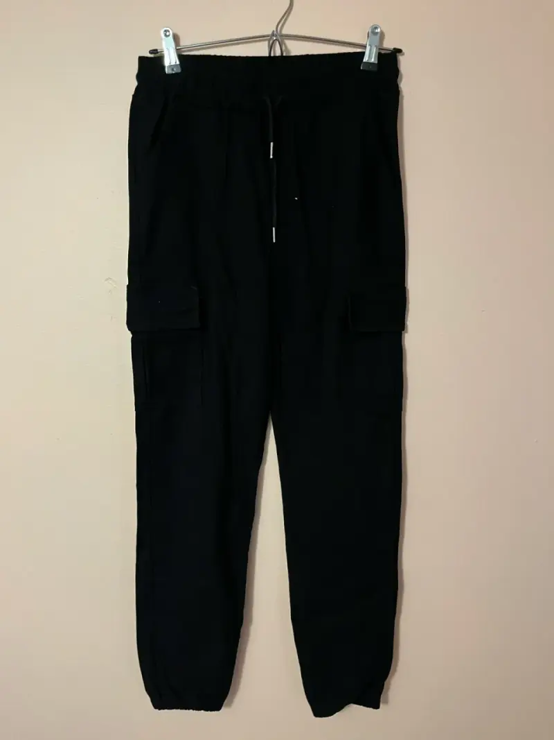 Pantalón jogger negro con bolsillos - 1