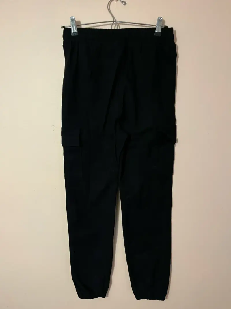 Pantalón jogger negro con bolsillos - 2