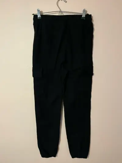 Pantalón jogger negro con bolsillos - miniatura 2