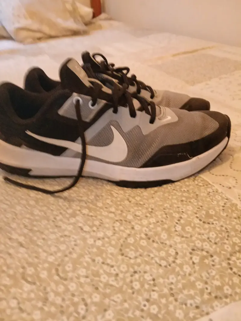 Zapatillas deportivas Nike gris y negro - 4